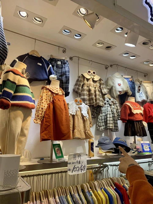 服裝批發(fā)市場(chǎng)清倉(cāng)指南 100元3件靚衫VS 20元買牛仔褲，哪里更抵？